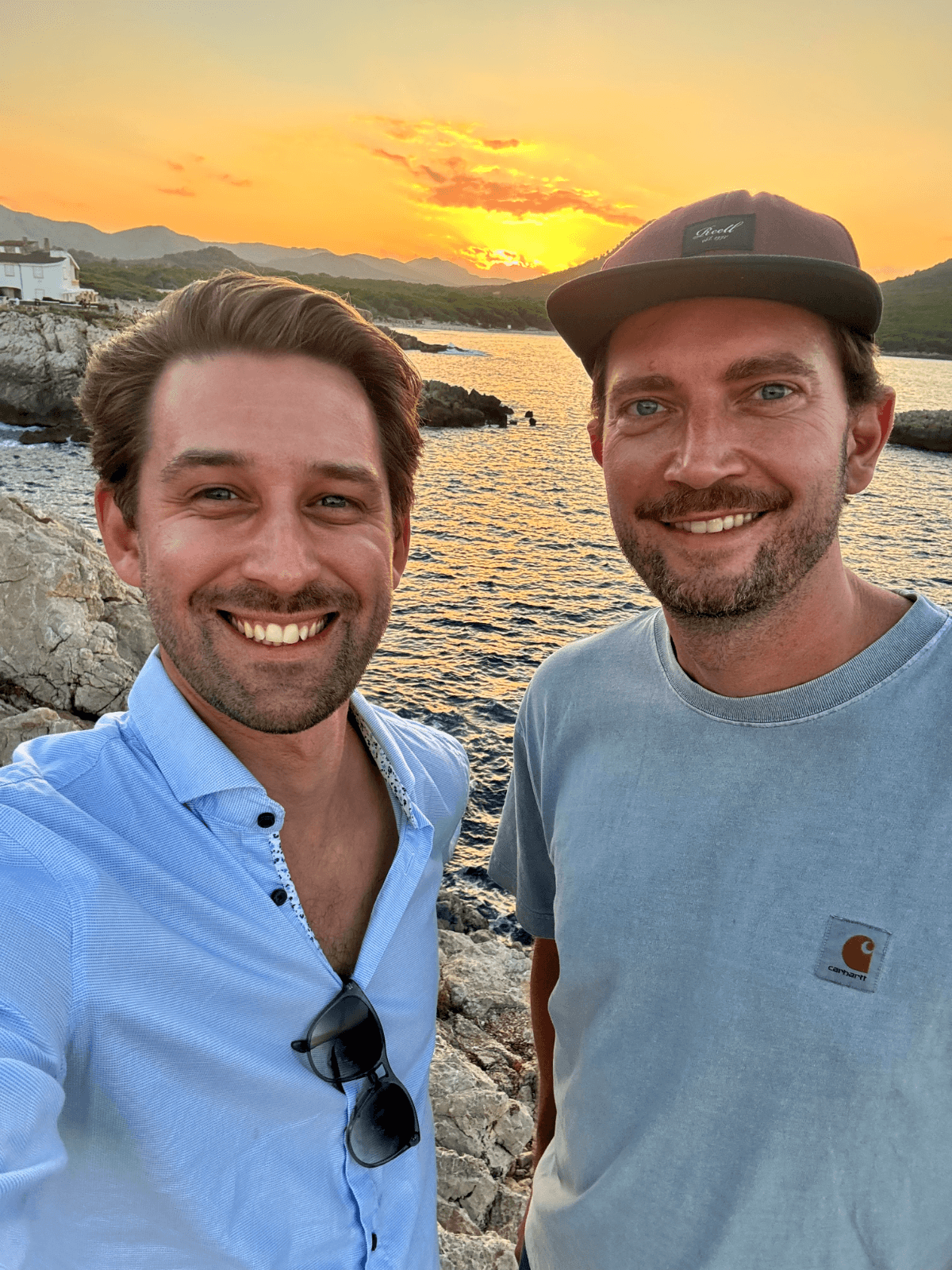 Marcus und Manuel am Meer bei Sonnenuntergang