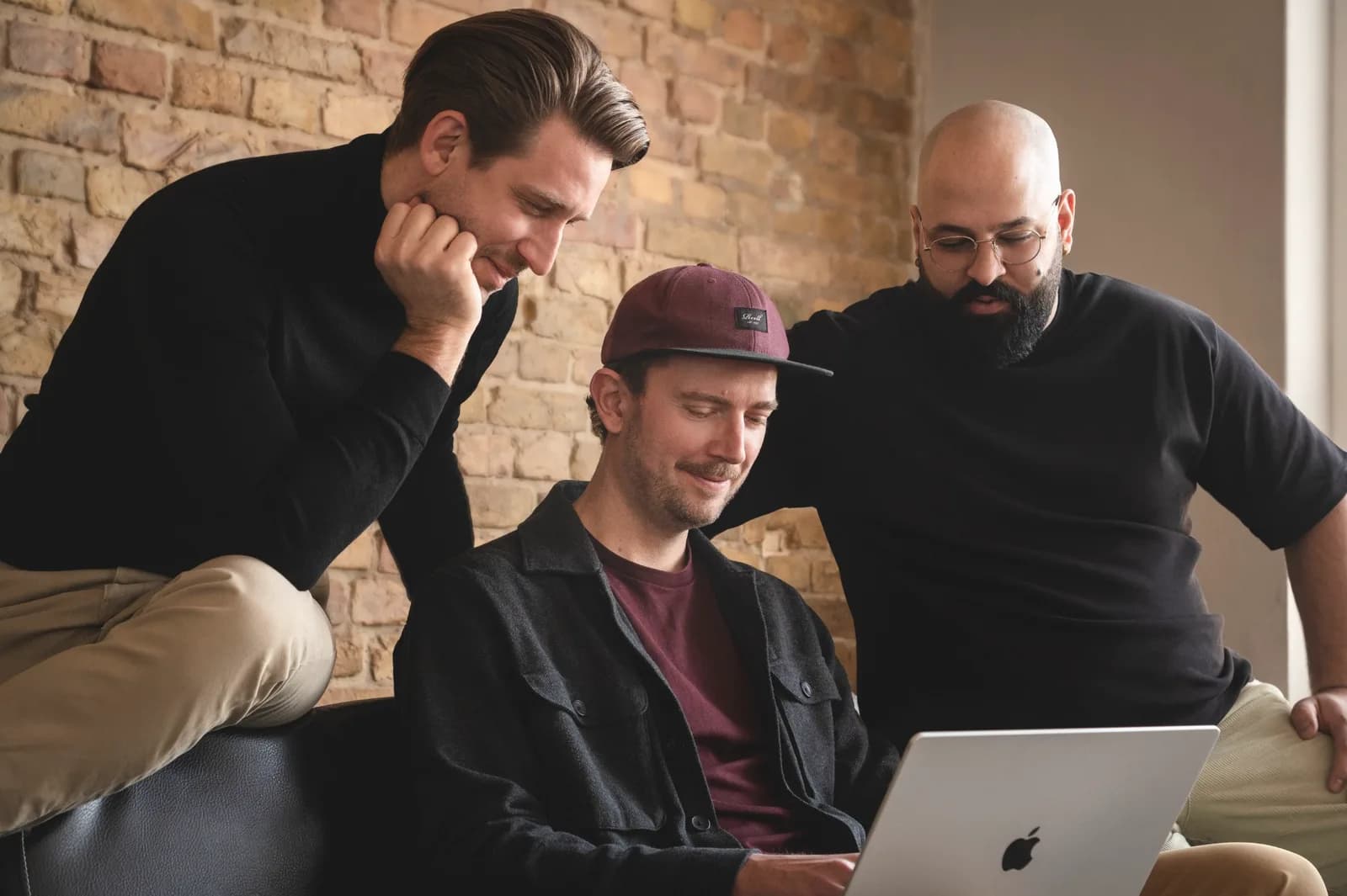 Das Growlify-Team am Laptop